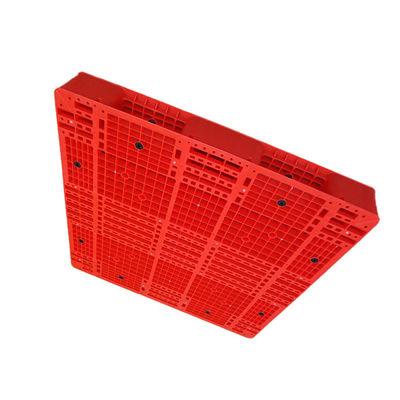 Κόκκινο πλαστικό 48X48 PE διπλό δευτερεύον Forklift τεσσάρων τρόπων παλετών 6000Kg στατικό